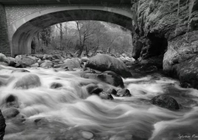 photo de roche cours d eau et pont